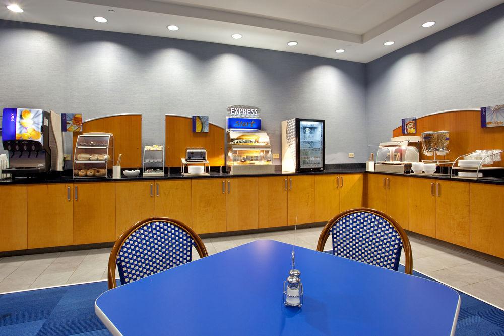 Holiday Inn Express Hotel & Suites Norfolk Airport By Ihg Esterno foto